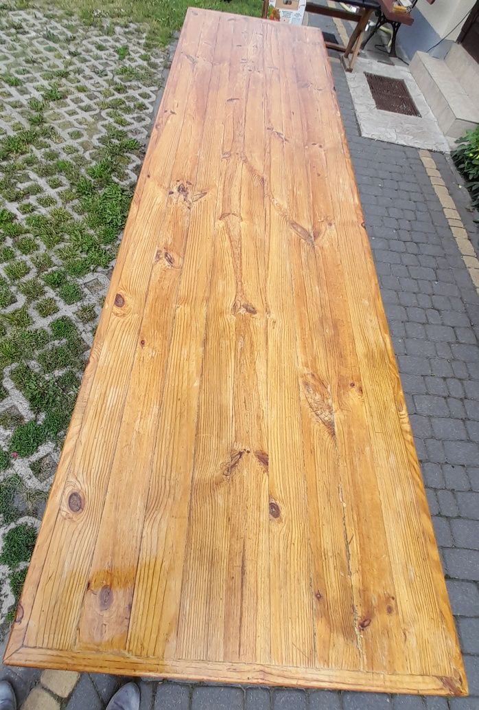 Duży sosnowy stół