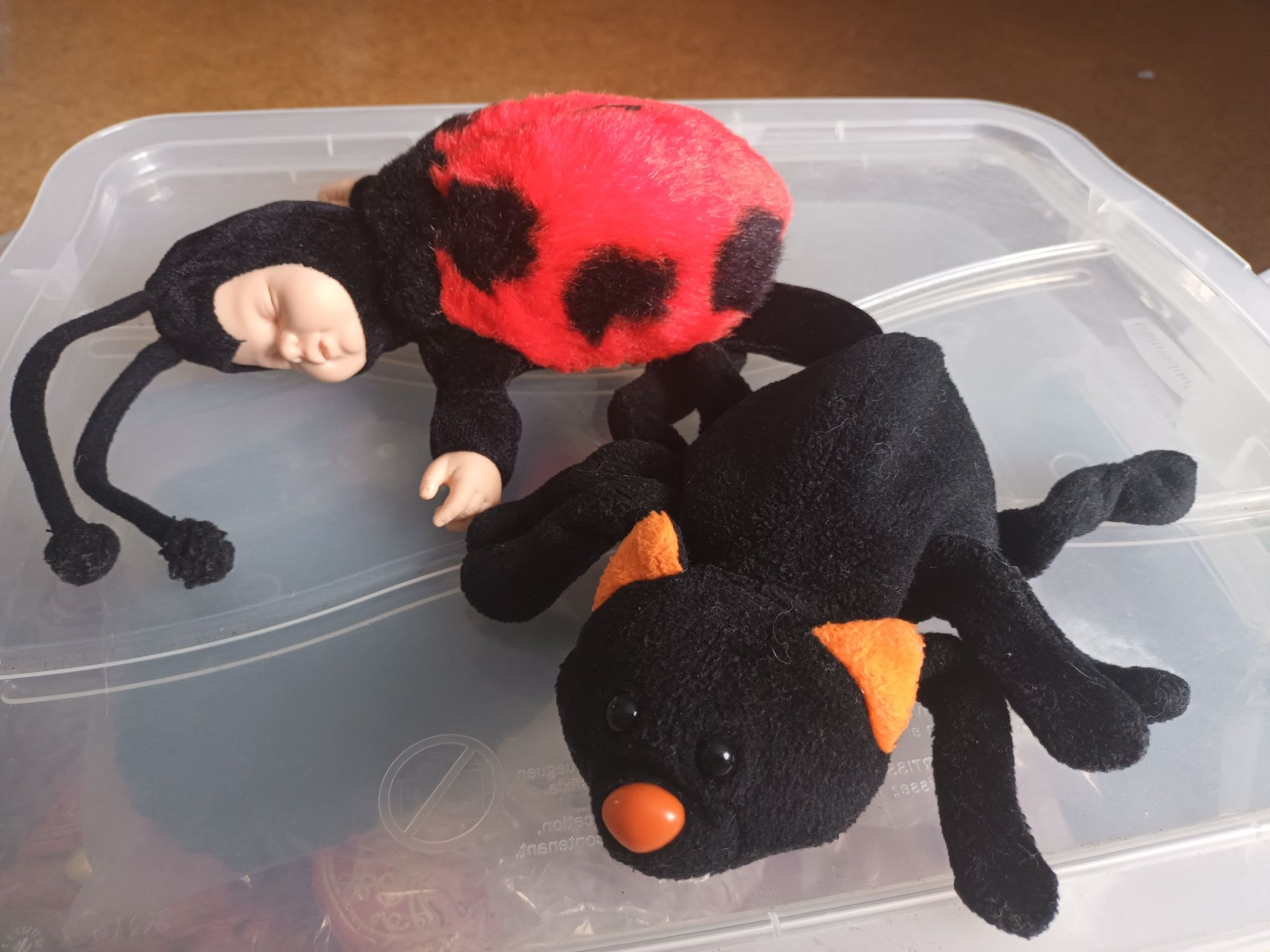 Dois pequenos peluches