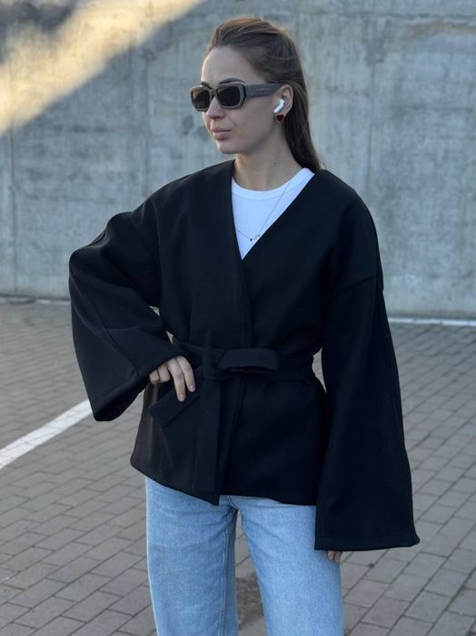 Жіноче коротке пальто