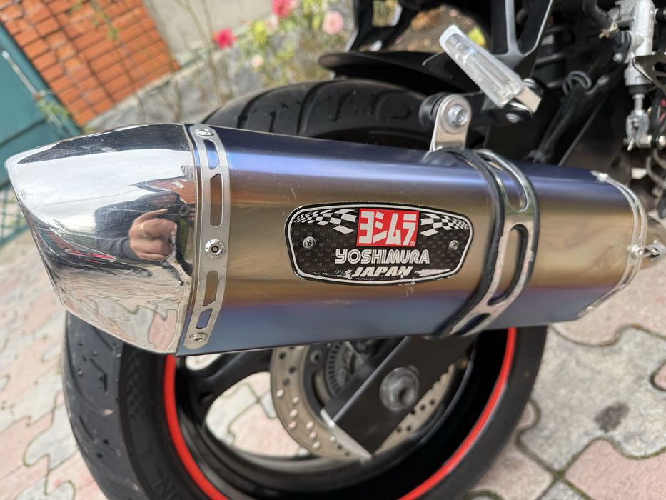 Suzuki GSR750 yoshimura