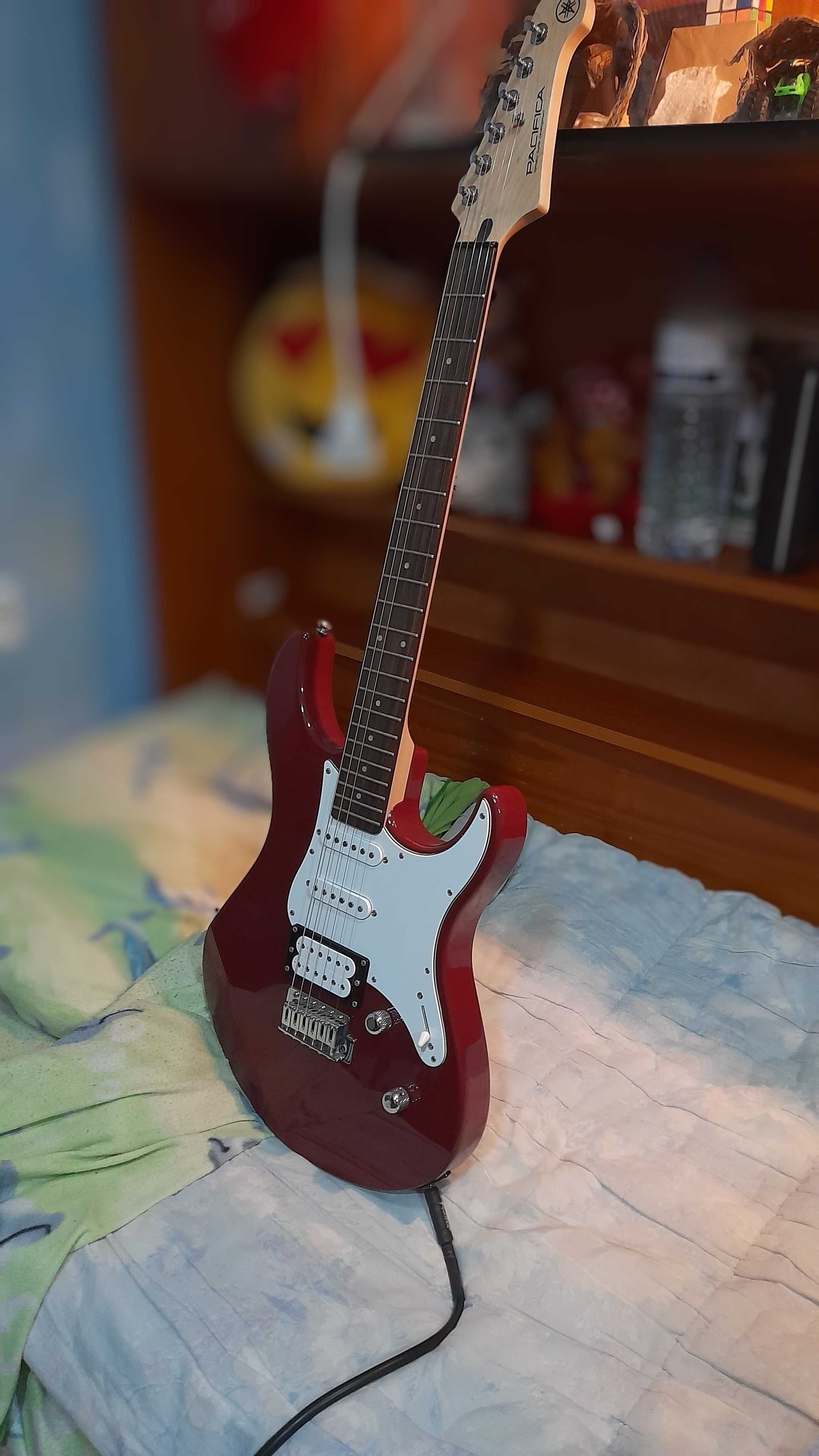 Yamaha Pacifica 112 V / Raspberry Red