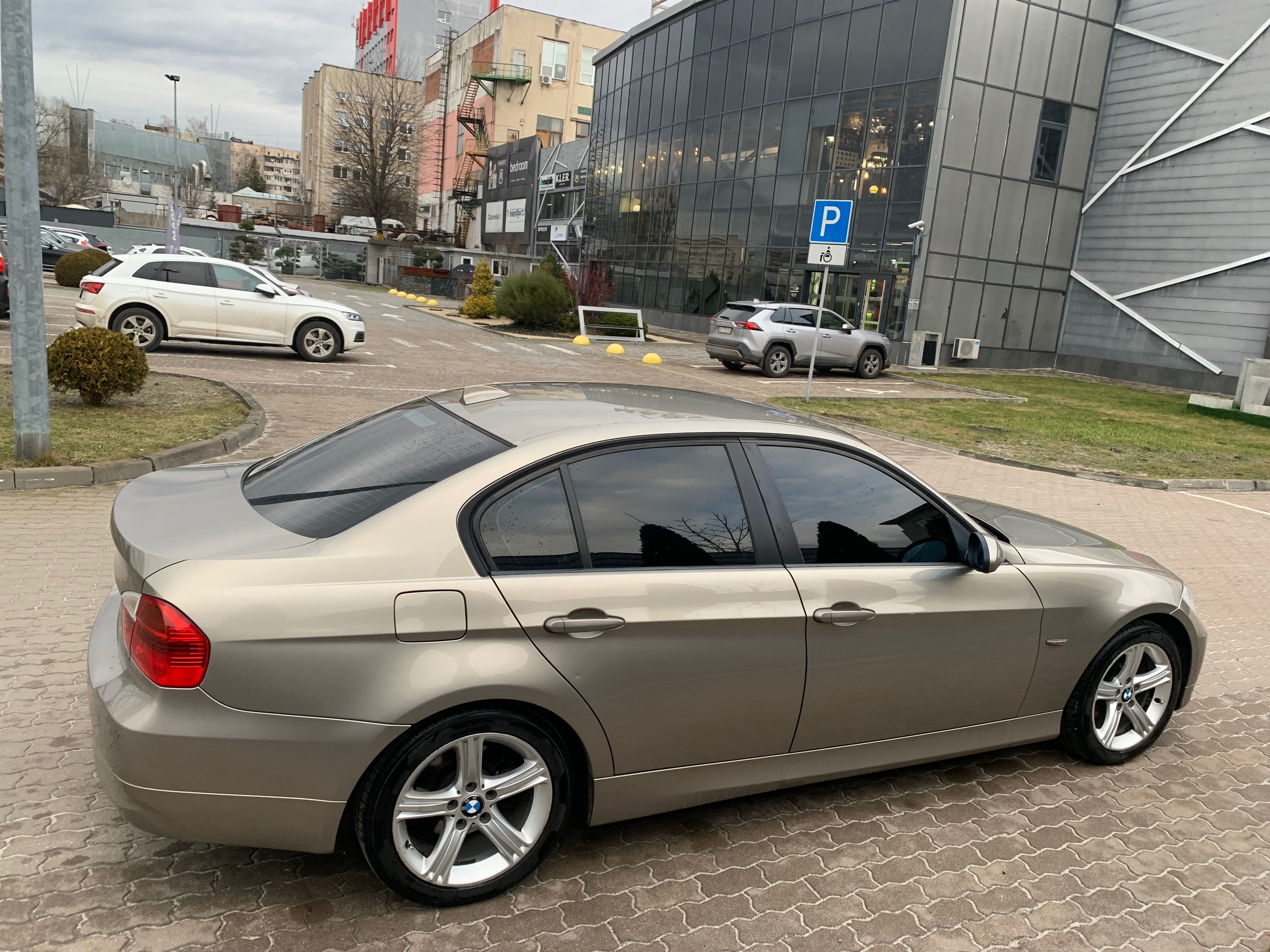 Автомобіль BMW 3 318