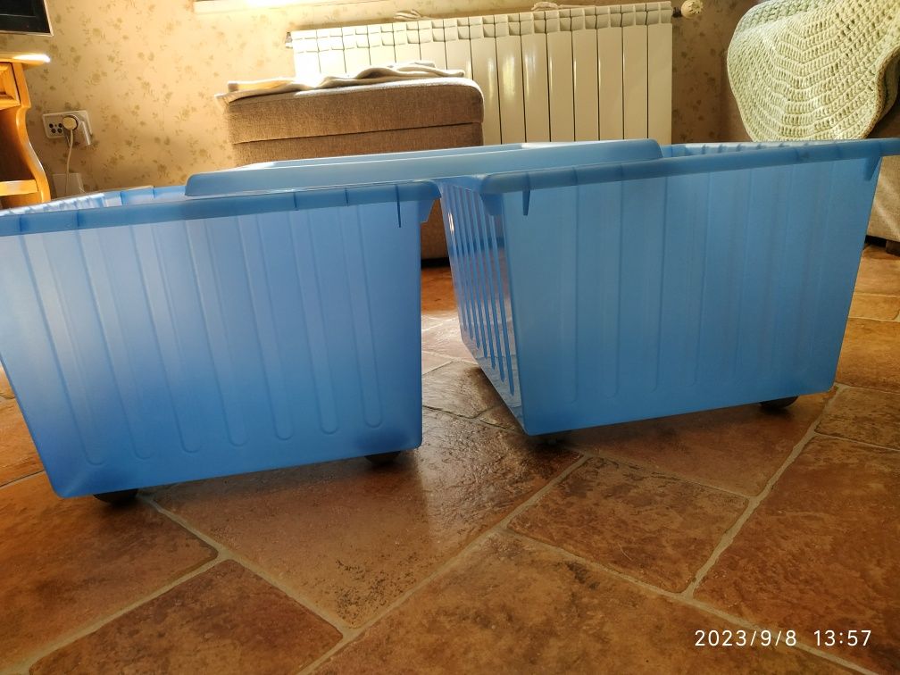 Pojemniki Ikea Vessla, niebieskie pojemniki na kółkach