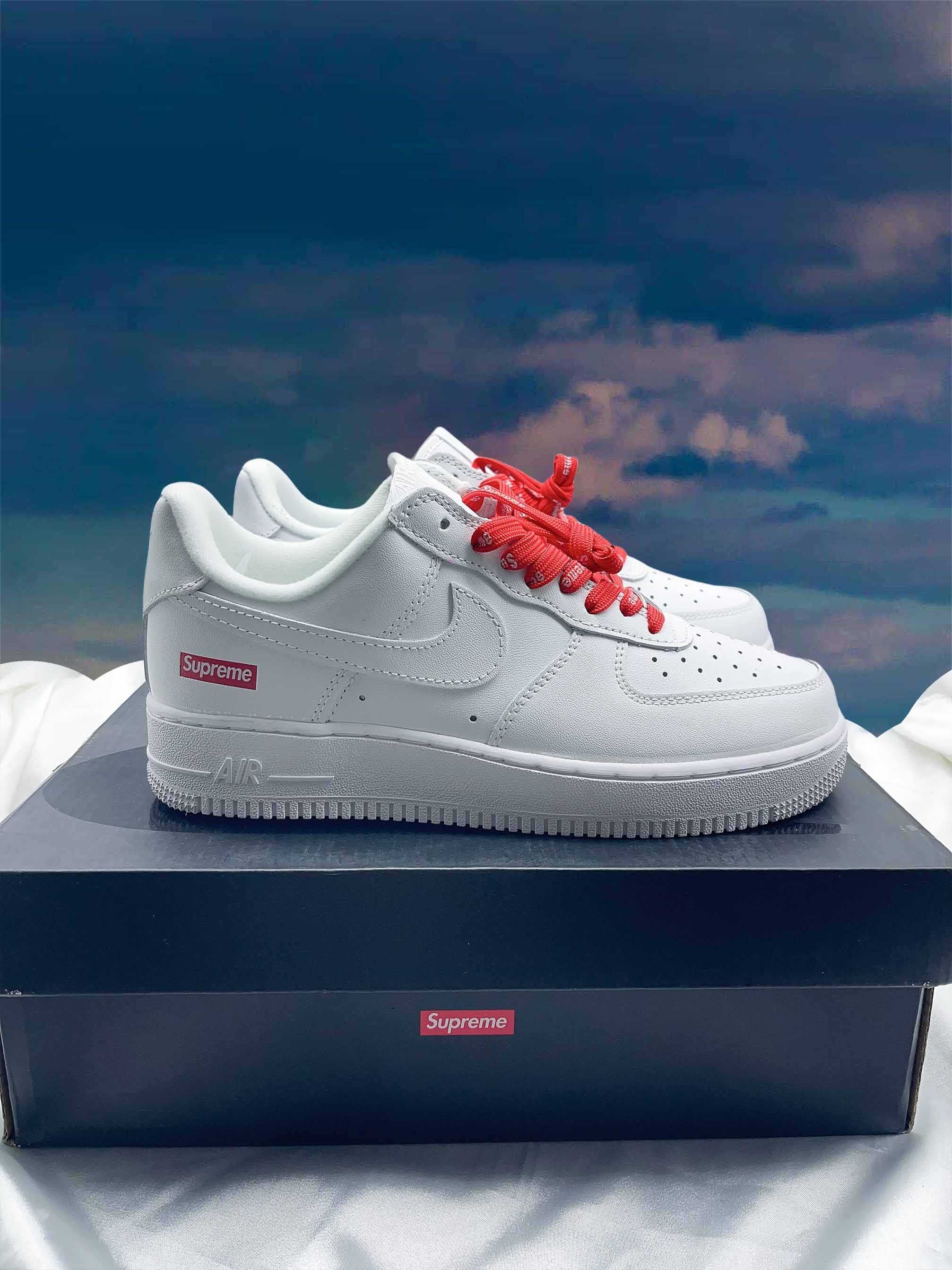 Nike Air Force 1 Low Supreme White.	44