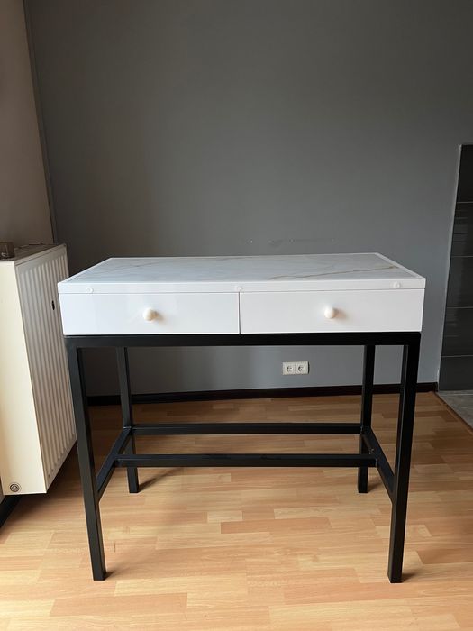 Toaletka kosmetyczna na stalowych nogach