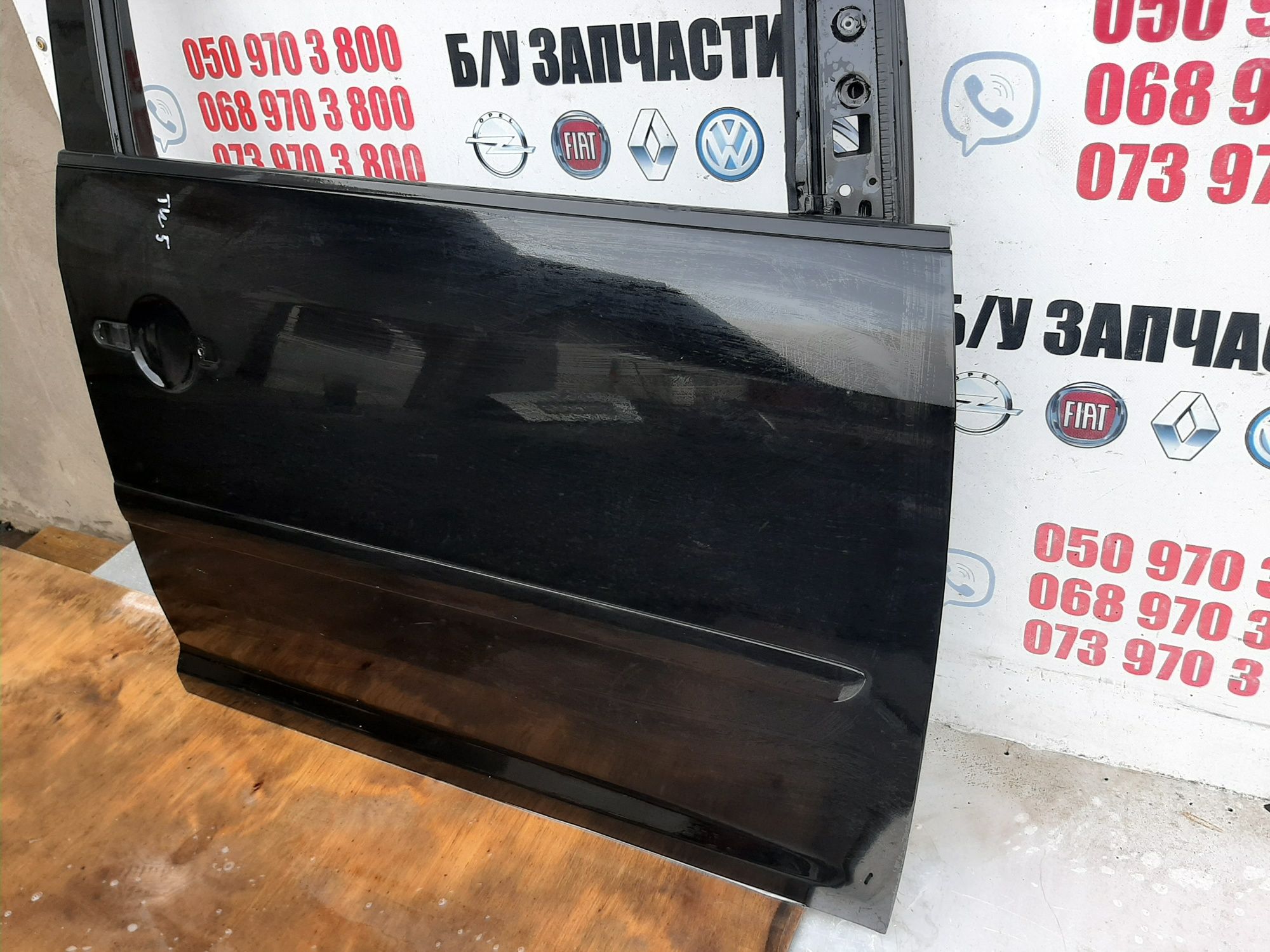 Дверка передня права Volkswagen Touran в колір  lc9z la7w ld7x la5x lb