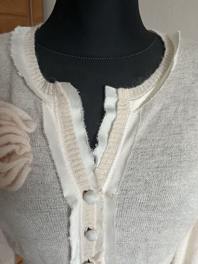 Elegancki sweter ze zdobieniami