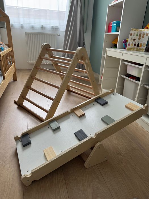 Drewniany, domowy plac zabaw dla dzieci drabinka ścianka wspinaczkowa