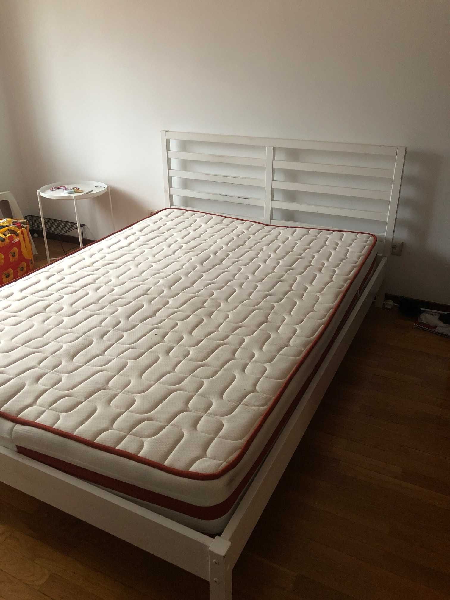 Cama de casal com colchão molaflex