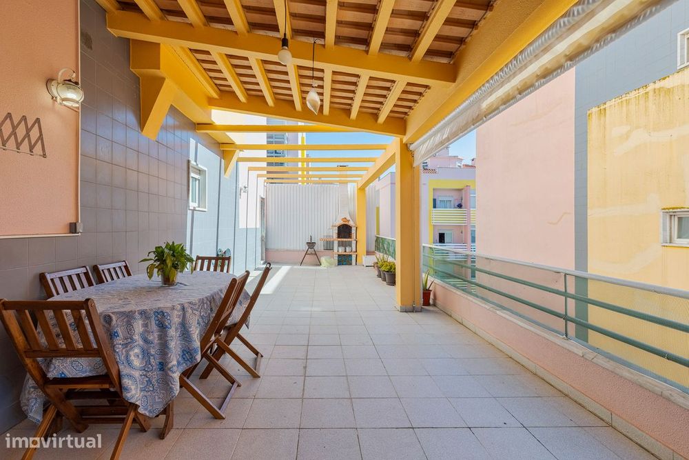 Apartamento com terraço amplo em Corroios
