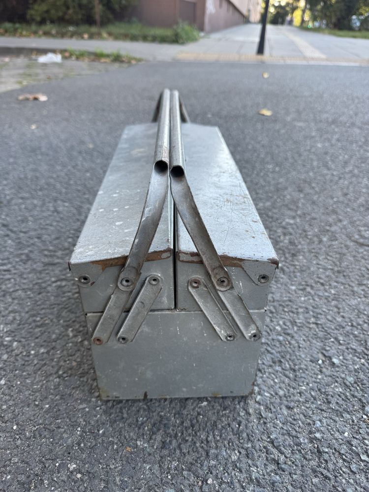 Skrzynka metalowa na narzedzia