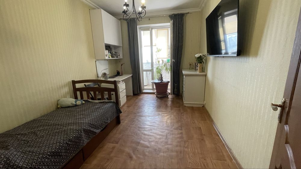 Продам 2к, вул. Кошиця 4, метро Харківська.