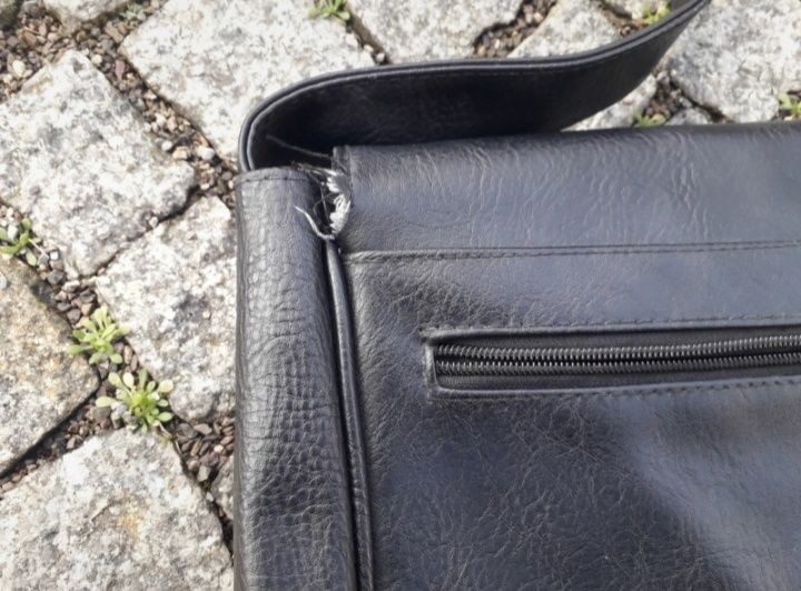 Torebka listonoszka czarna z skóry ekologicznej