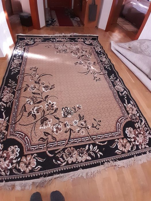 Продається килим в доброму стані розмір 2 на 3 метри