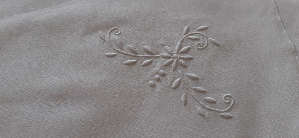 Dois Belos Lençóis Bordados Manuais