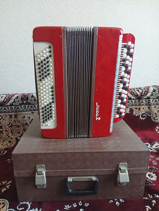 Баян трирядний Ліра 2.