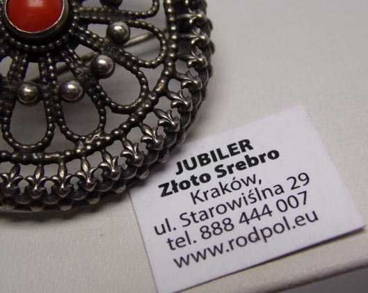 Antyczna srebrna ażurowa broszka koral i kulki.