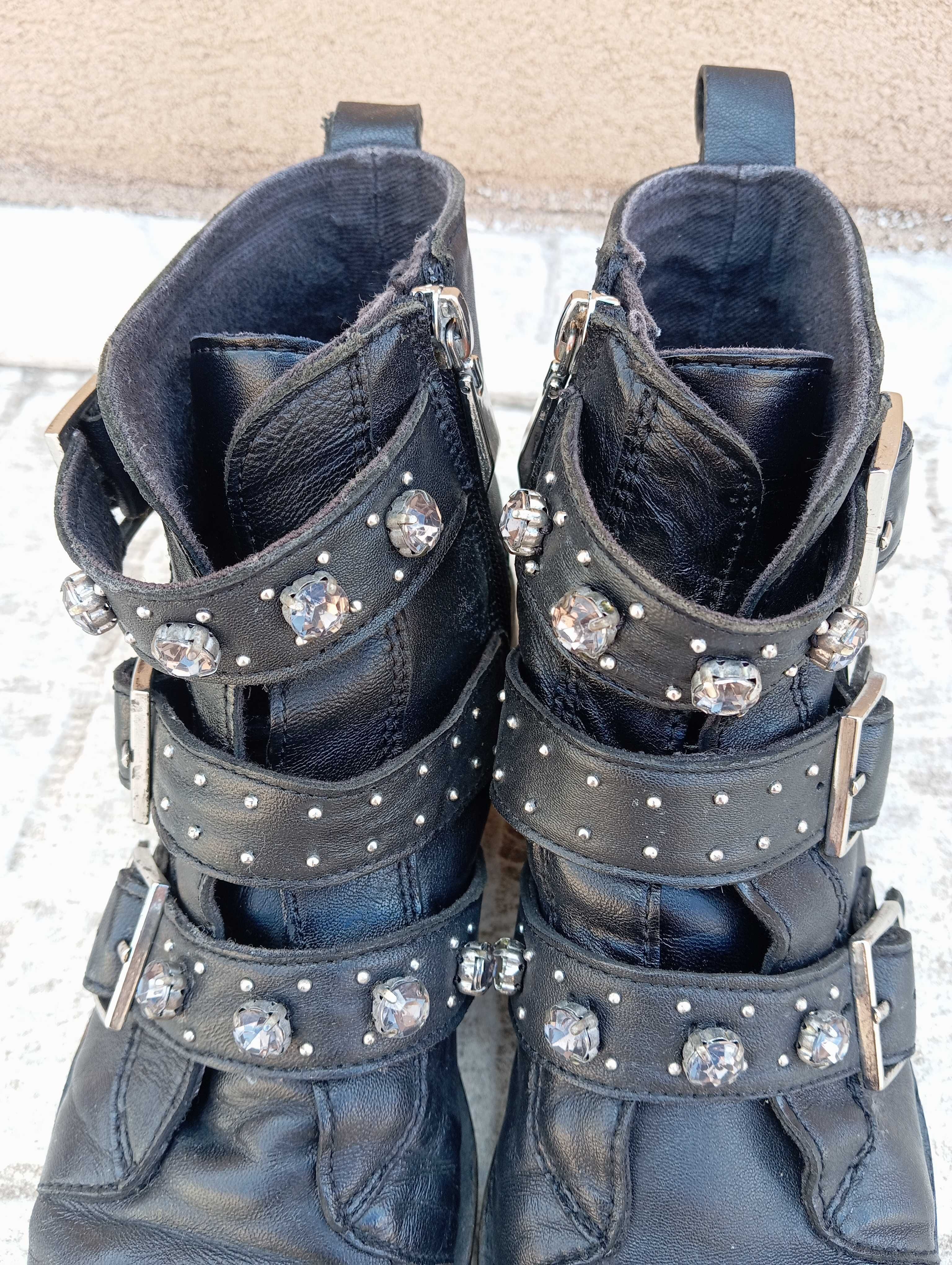 Botas pretas com tachas pele Stradivarius