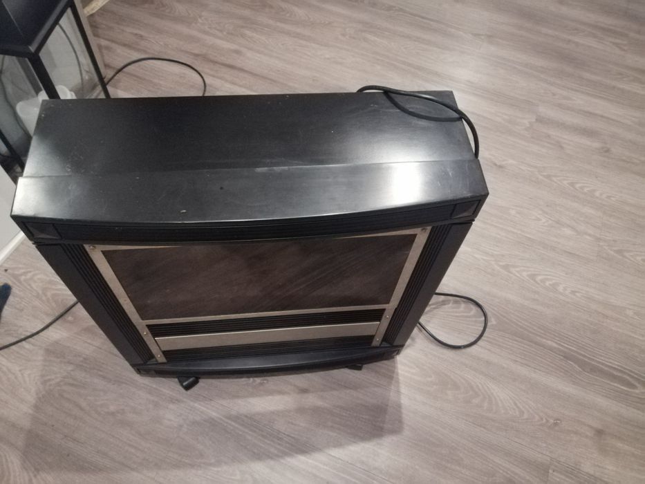 Kominek elektryczny z funkcją grzania