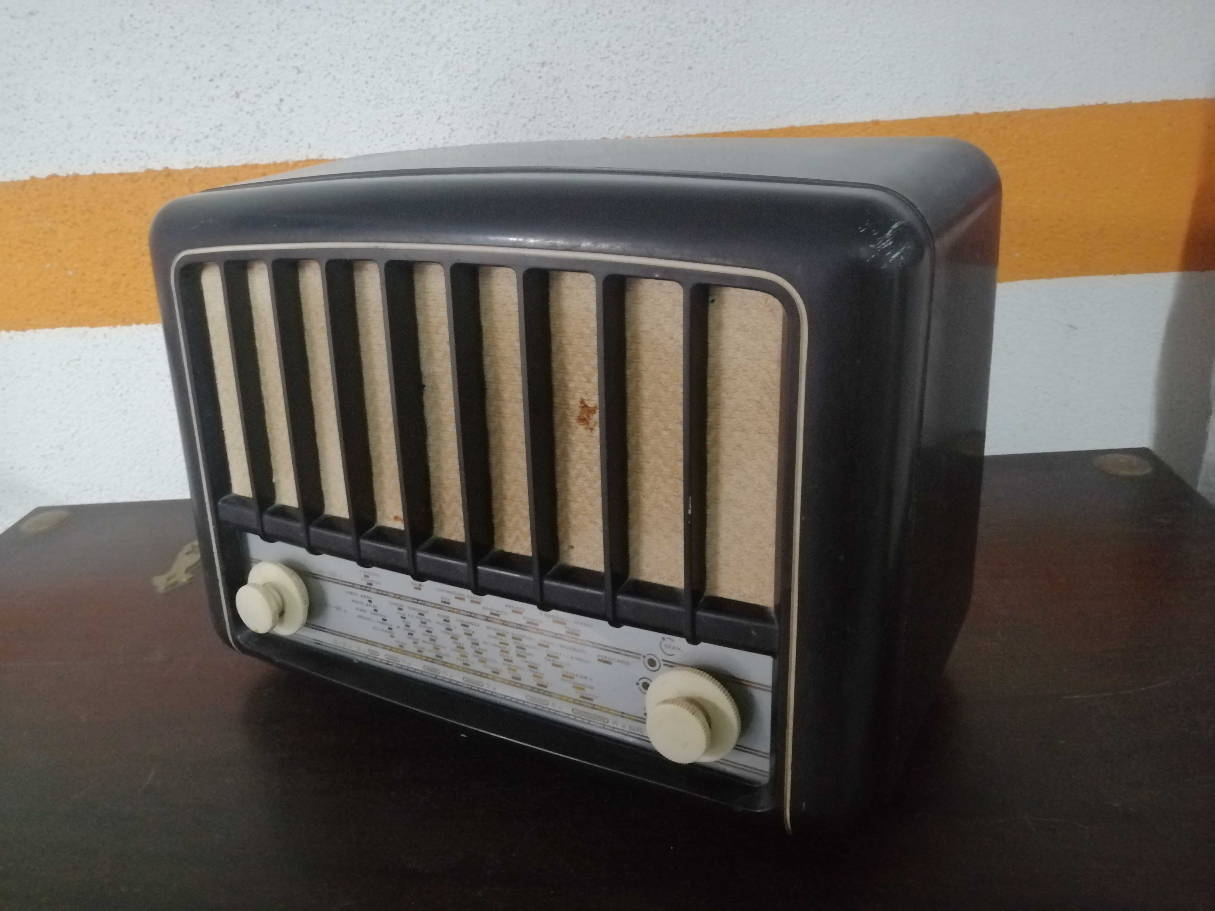 Rádio antigo Mediator M234U a funcionar