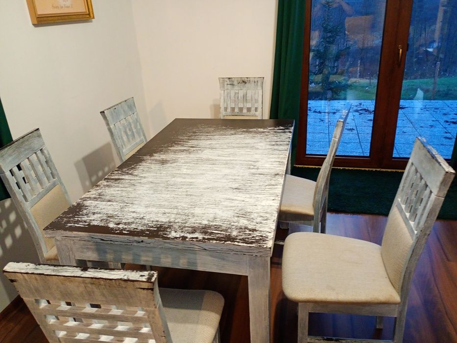 Stol i 8 krzeseł do odświeżenia