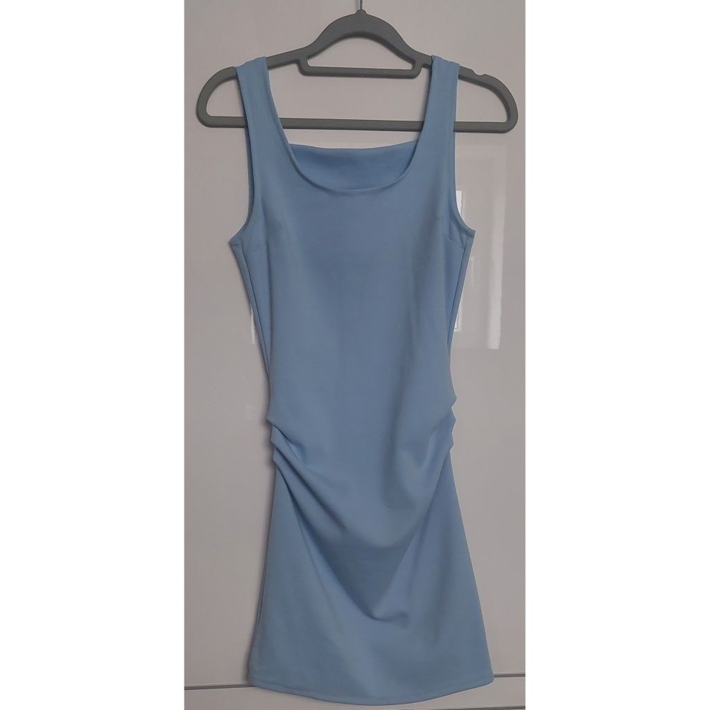Sukienka błękitna z odkrytymi plecami i marszczeniem po bokach