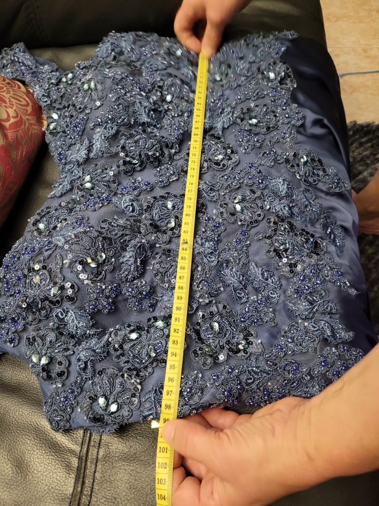 Vestido de cerimónia azul com pérolas