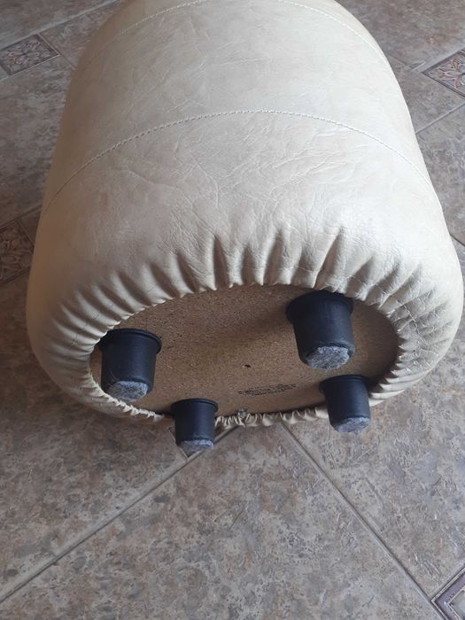 Beżowa pufa z ekoskóry