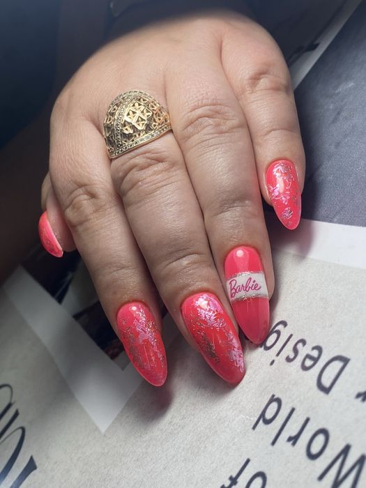 Пропоную послуги манікюр і педикюр , нарощення нігтів