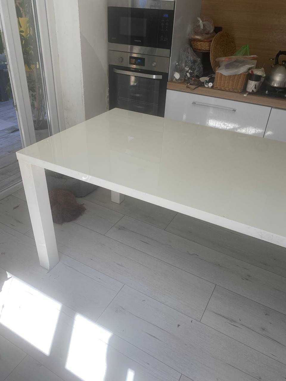 Белый кухонный стол
