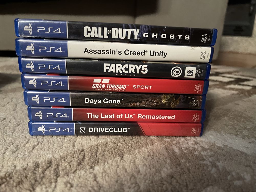 Playstation 4 com 7 jogos e 3 comandos
