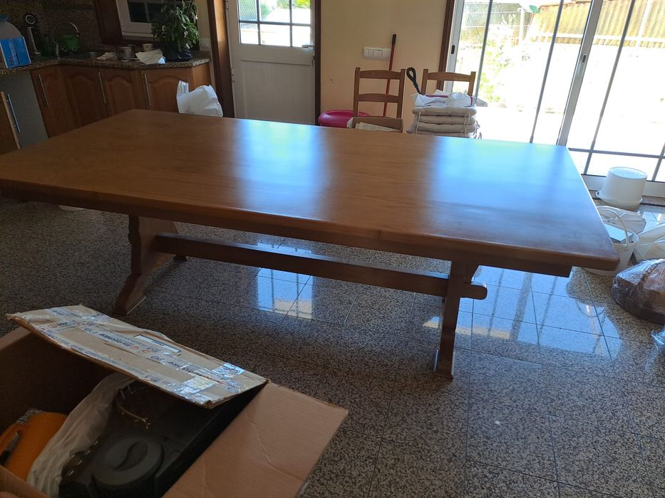 Mesa de jantar em madeira