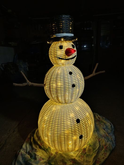 Сніговик з штучного ротангу