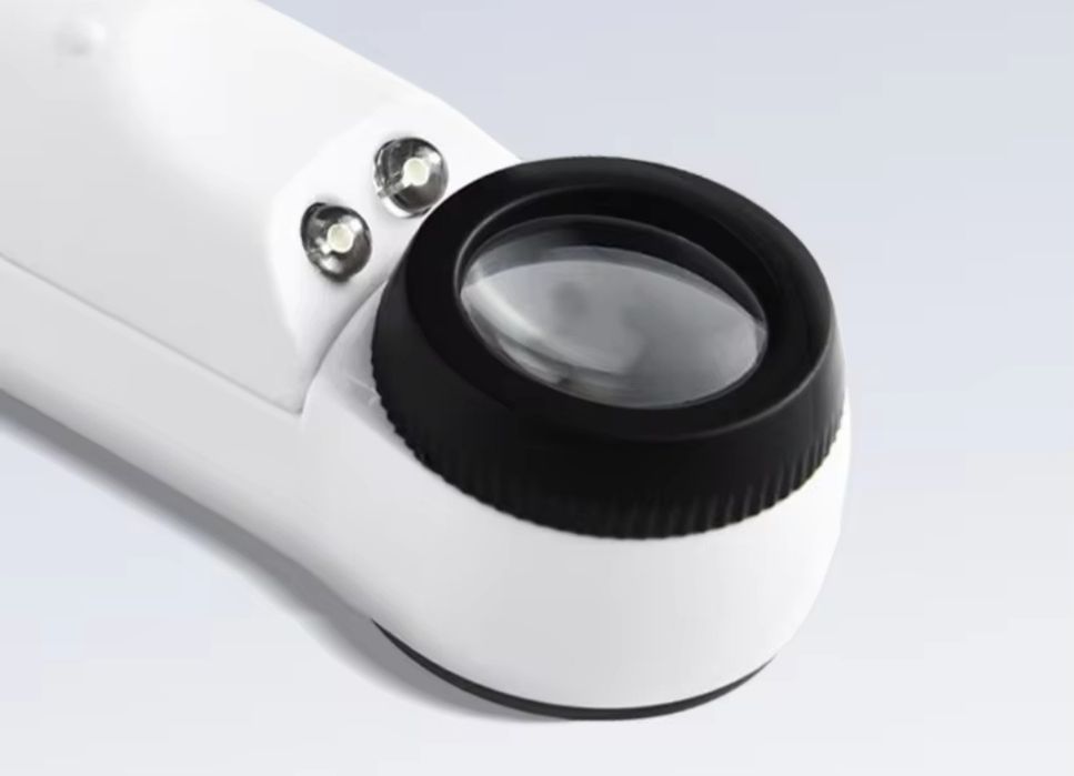 Лупа с подсветкой.