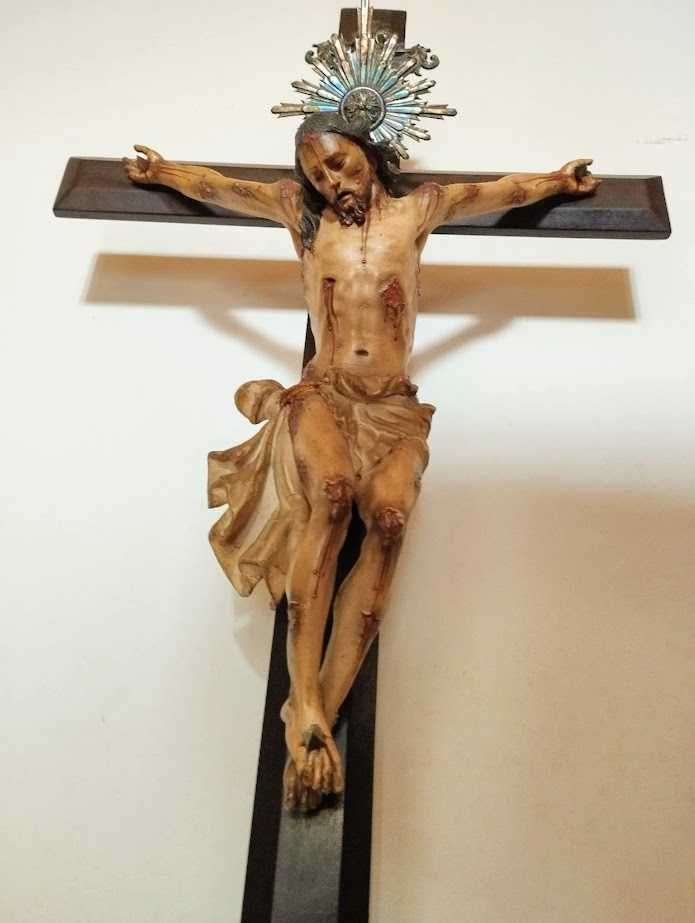 Cristo crucificado na cruz em madeira com resplendor prata portuguesa