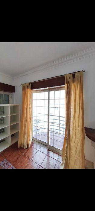 Quarto em Caxias perto da estação