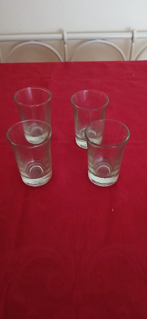Quatro copos de shot, novos