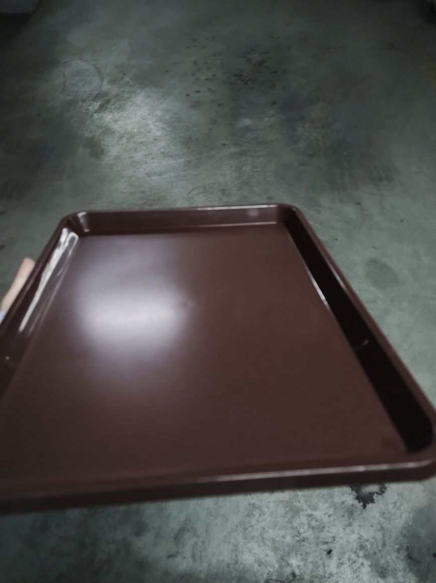 Tabuleiros castanhos para pequenos almoço