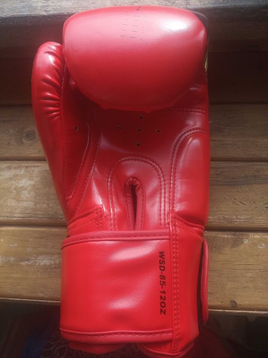 Перчатки боксерские р 12Oz запястье ширина от 8.5 длина 22см красно-зо