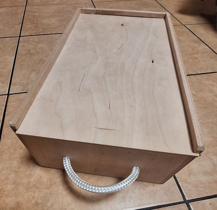 Surowe pudełko do zdobienia na wino