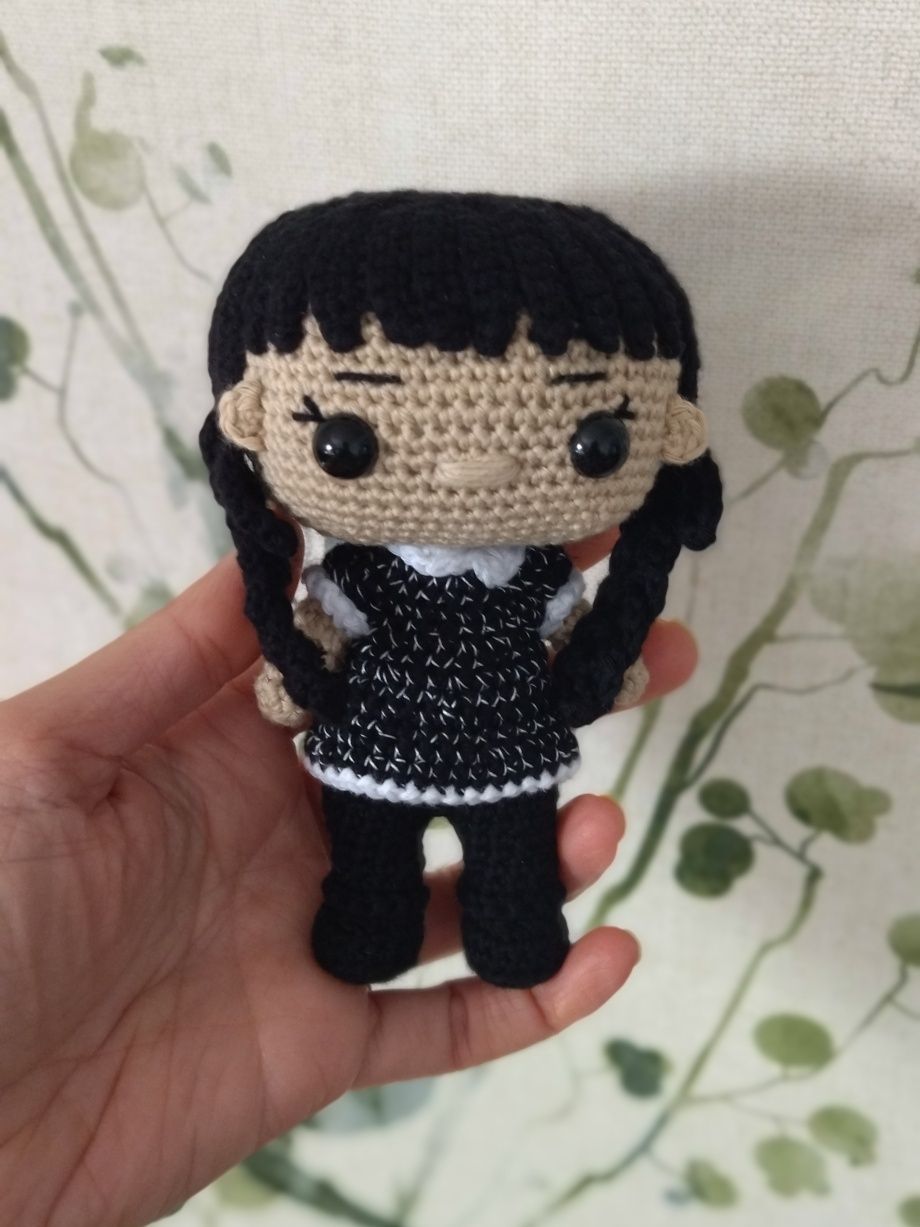 Mini Wandinha amigurumi