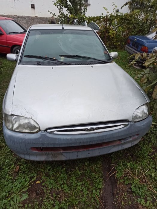 Бампер Ford escort 95-00р. По запчастинах
