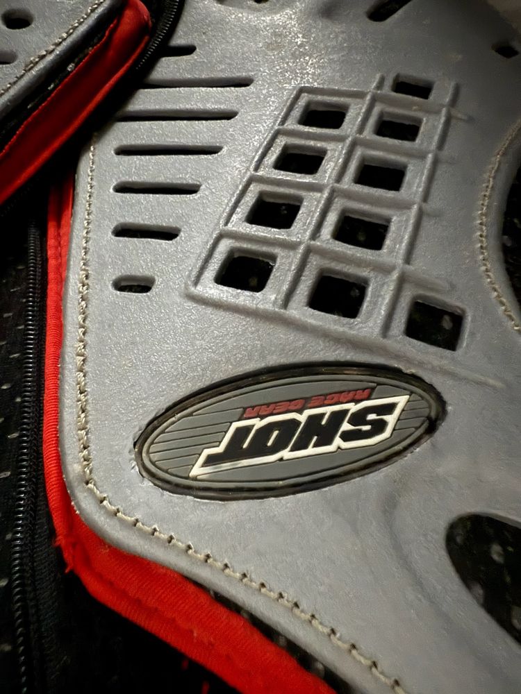 colete integral e capacete motocross