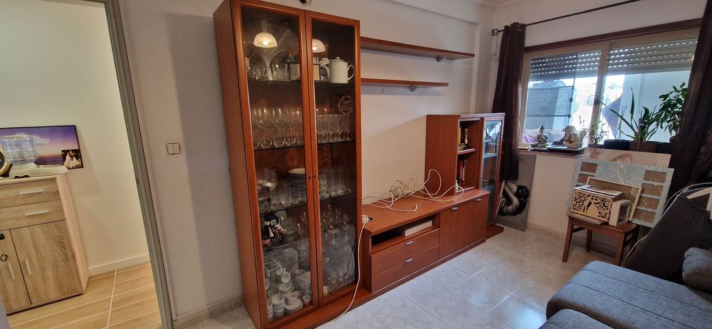 Movel de sala  com parteleiras de parede