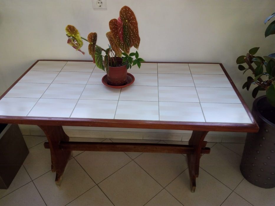 Mesa de cozinha com azulejos