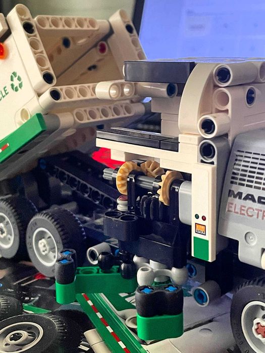 LEGO Technic Сміттєвоз Mack® LR Electric (42167)