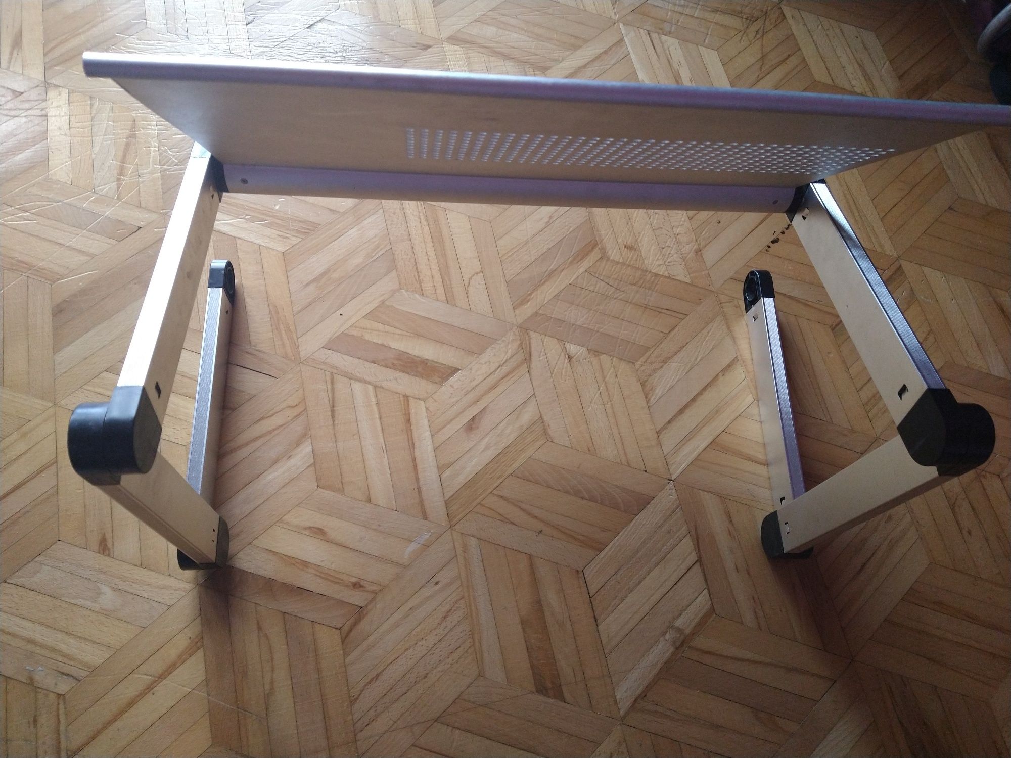 Regulowany stolik nocny na laptopa