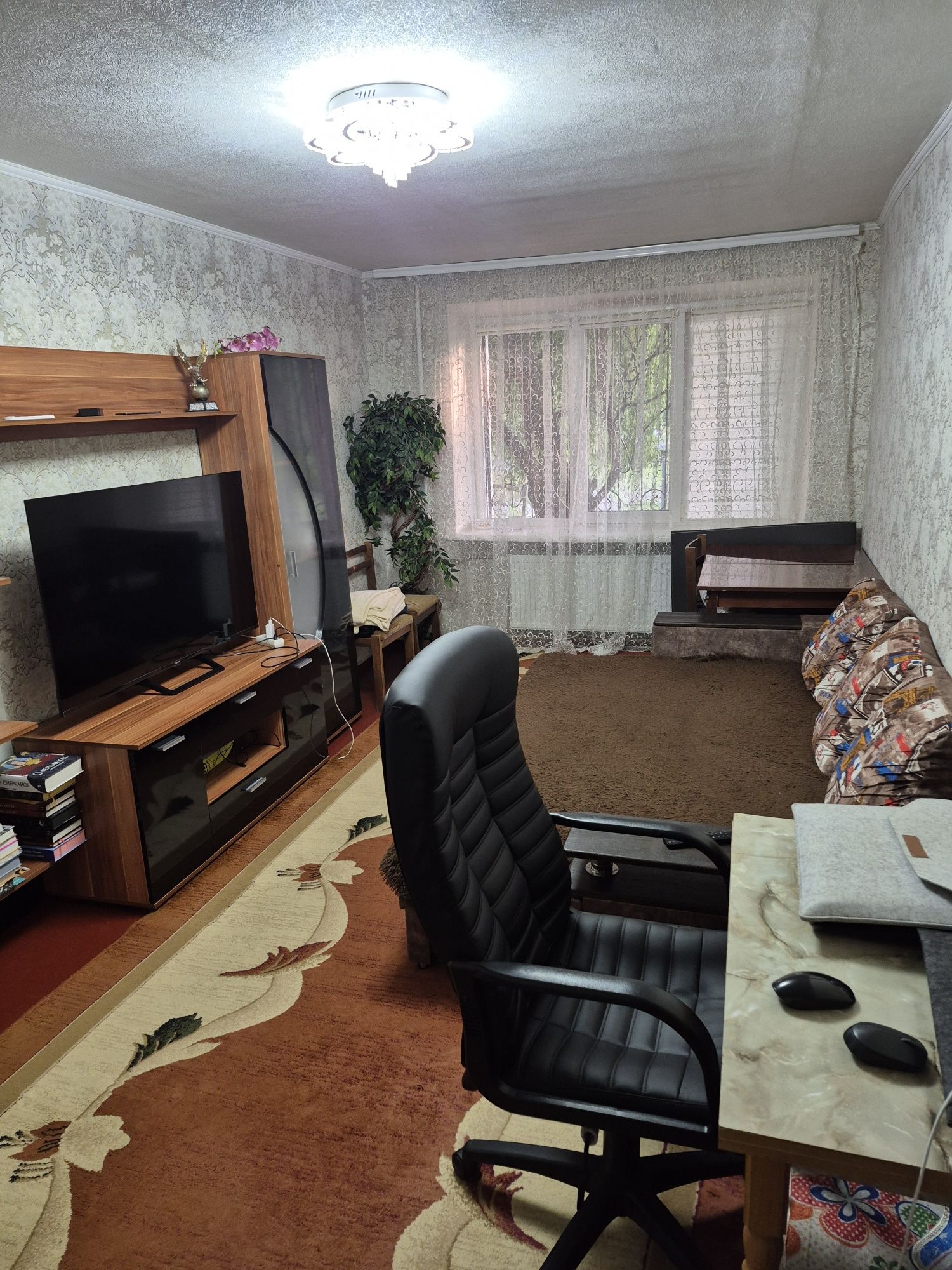 Продам 2 кімнатну гарну квартиру з балконом 1 поверх на Хіммістечку на