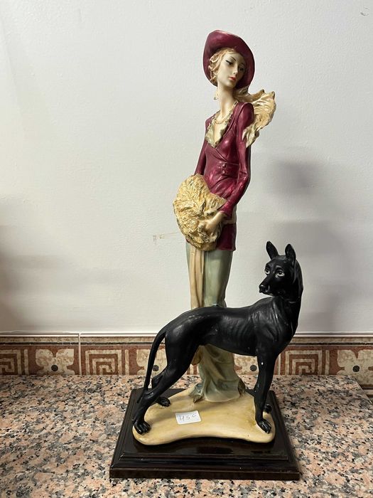 Estatuetas em marfinite