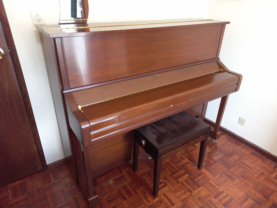 Piano vertical Yamaha U1, raro, fabrico japonês, 22 anos